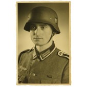 Wehrmacht Unteroffizier van 2e MG Bataljon draagt stalen helm